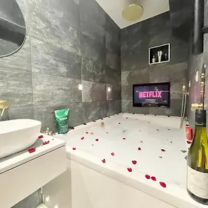 Apartment Coastline Retreats - Cloud9: Luxury Garden Flat With Modern Amenities, Bournemouth